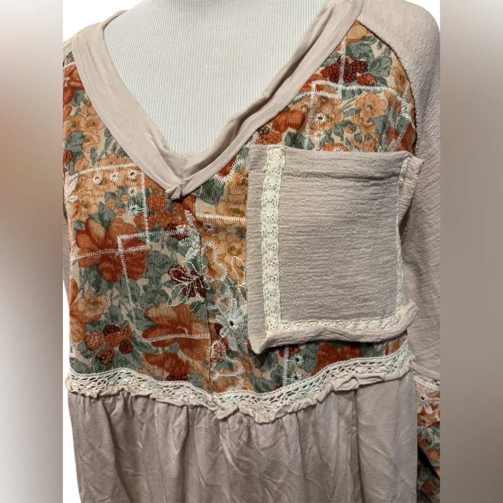 NWOT POL Floral Patchwork V-Neck Top - Picture 4 of 6